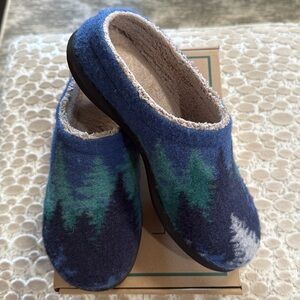L.L. Bean slippers BOXED